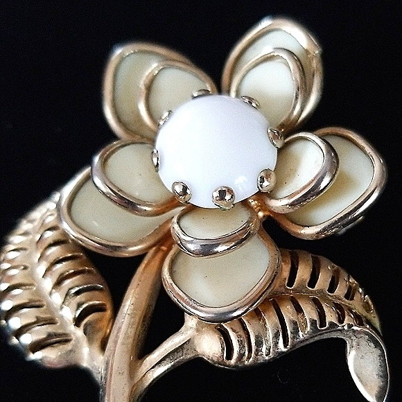 Vintage Jewelry - Vintage Mid Century Gold Tone Flower Brooch